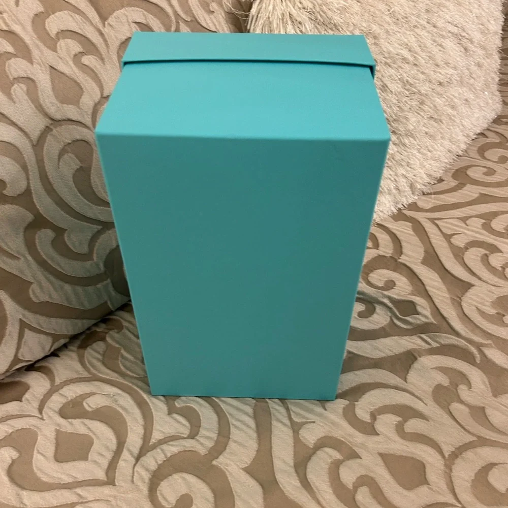 Tiffany & Co large gift box. - Picture 5 of 10